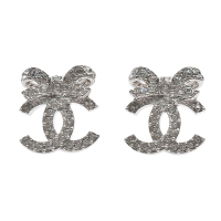 CHANEL 經典雙C LOGO水鑽鑲飾蝴蝶結造型穿式耳環(銀色)