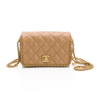 【CHANEL 香奈兒】22鏈條滾邊雙C LOGO圓牌掛飾皮革繞金屬鍊帶肩背包(奶茶色/金釦)