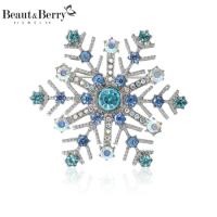 Beaut&amp;Berry Trendy Rhinestone Christmas Snowflake Brooch Popular Design Flower Pin Jewelry Accessories Gift