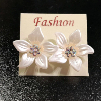 5d Pearl White Flower Design Earring
