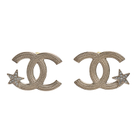 CHANEL 經典水鑽星星點綴雙C LOGO刻紋造型穿式耳環(金色)