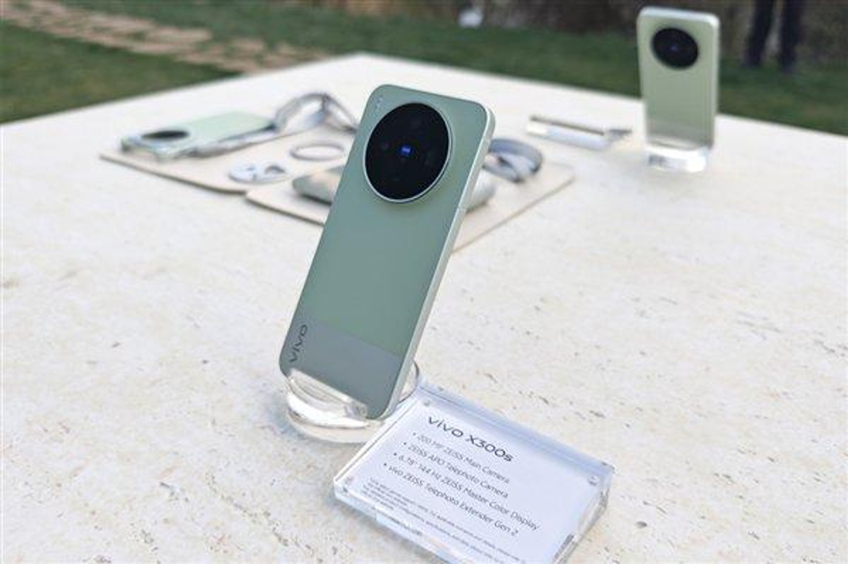 Vivo X300s が登場：Zeiss 製 200MP カメラ、MediaTek Dimensity 9500 