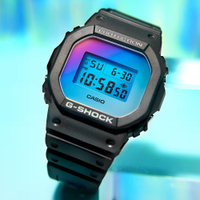 CASIO卡西歐 G-SHOCK 仲夏天空 彩虹玻璃 方形電子錶DW-5600SR-1 黑色
