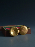仿古篆文唐代金餅一對手工制作銅鎏金配盒金水十足收藏古玩錢幣