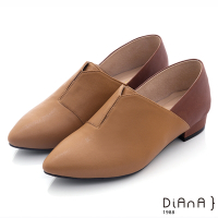 DIANA 2.7cm 質感羊皮撞色拼接微尖頭休閒鞋/低跟鞋-經典設計-棕x咖