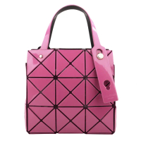 【ISSEY MIYAKE 三宅一生】BAOBAO幾何方格3x4手提肩背手機包(桃粉/亮面)