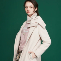 【Kinloch Anderson】金安德森女裝 保暖毛尼附圍巾甜美燙鑽羊毛大衣/外套(KA1366009 肉桂/黑色)