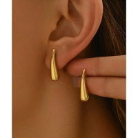 ที่นิยมมากที่สุด สินค้าขายดี  mija.stories - comma stud earrings ต่างหูสแตนเลส