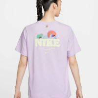 【NIKE 耐吉】Sportswear Essential 粉紫色 短T 休閒 LOGO渲染 短袖(HF6180-517 ∞)