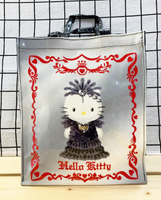 【震撼精品百貨】Hello Kitty 凱蒂貓~日本三麗鷗KITTY防水布小手提袋限量千禧年黑羽毛女王*16798
