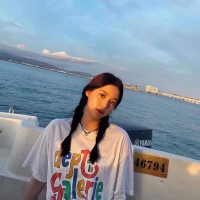 เสื้อยืดแขนสั้นผู้ชายญี่ปุ่น สไตล์ NoeasyOuyang Nana สไตล์เดียวกับดาราภาพยนตร์ การพิมพ์ตัวอักษรสีรุ้