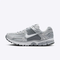 【NIKE 耐吉】Zoom Vomero 5 男 休閒鞋 運動 復古 老爹鞋 緩震 反光 金屬銀灰(FJ4151-003)