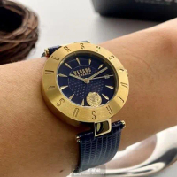 VERSUS VERSACE34mm圓形金色精鋼錶殼寶藍色錶盤真皮皮革寶藍錶帶款VV00335