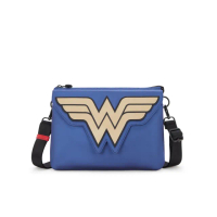 【KIPLING】『千層包』（網路獨家款）KIPLING X WONDER WOMAN 質感亮藍單肩斜背包-RIRI L FLAP