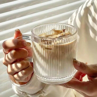 【日日好事】小雛菊花玻璃杯 直條紋杯子 浮雕早餐杯(耐熱玻璃杯 水杯 麥片杯 玻璃杯)