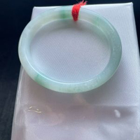 緬甸手鐲飄綠翡翠手鐲玉質細膩顏色正陽清爽乾淨優雅東方韻味美麗