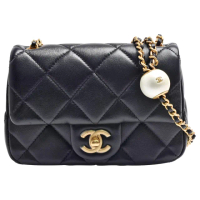 【CHANEL 香奈兒】經典仿舊雙C LOGO菱格紋小牛皮珍珠調節鍊帶斜背包(黑色AS4868L-BLK-GP)