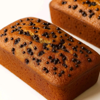 Banana Cake Bapak Klasik Chocochip oleh2 khas jogja yang moist dan terbuat dari pisang alami