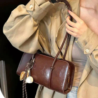 Túi Xách Nữ Retro Túi Đeo Vai Dáng Dài Da PU Kèm Charm Bóng Chày Hiện Đại size 28cm - HT181