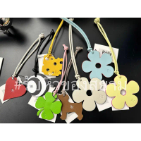 Rally Movement ของแท้ Rally Flower Tag Leather V.2 - ที่ห้อยกระเป๋าลายดอกไม้ คําแนะนําผลิตภัณฑ์ใหม่ข