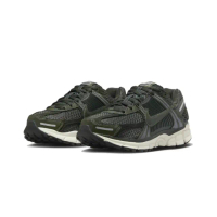 【NIKE 耐吉】W Nike Zoom Vomero 5 Sequoia 森林綠 女鞋 慢跑鞋 運動鞋 FQ8898-325