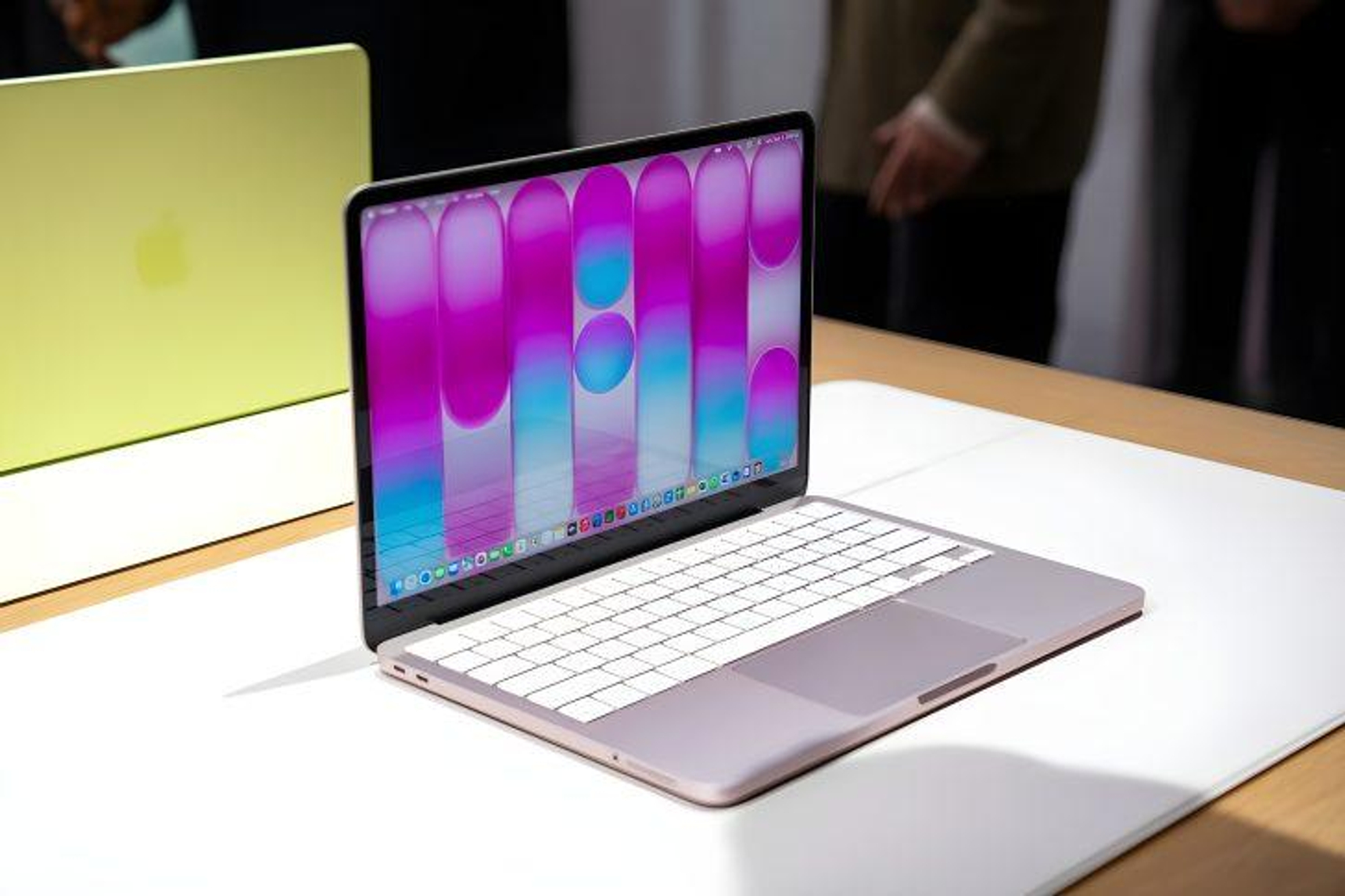 Apple の 599 ドルの MacBook Neo：プレミアムな質感と戦略的な妥協の 