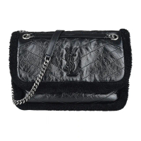 【YSL】YSL SAINT LAURENT NIKI 字母LOGO翻蓋釦式皺褶V紋小羊皮拼絨毛肩背斜背郵差包(黑)
