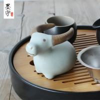 【墨守】汝窯茶寵牛精品擺件創意陶瓷不銹鋼茶漏架茶濾網茶具配件1入