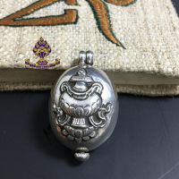 【利眾福澤之家】藏傳佛教用品 尼泊爾手工純銀寶瓶嘎烏盒1入