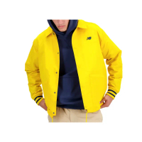 【NEW BALANCE】男款 黃色 背面刺繡標語LOGO 印花 美版 棒球 教練 外套 MJ41553GGL
