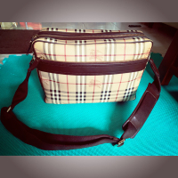 Burberry 經典款 戰馬 男 側背包 斜背包 包長約40cm 面交試背