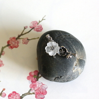 925銀飾品 夏日防走光水晶梅花胸針胸花 女開衫圍巾別針扣絲巾扣