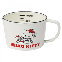 小禮堂 Hello Kitty 不鏽鋼琺瑯單耳量杯 450ml (白紅牛奶瓶款) 4973307-566738