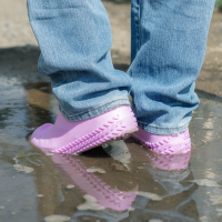 樂嫚妮 輪胎紋防滑耐磨加厚防水矽膠鞋套-粉 (附贈防水收納袋)