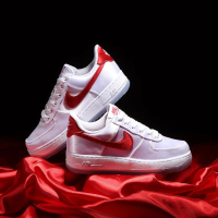 【NIKE 耐吉】W Nike Air Force 1 Low 07 Satin White Varsity Red 白紅(DX6541-100)