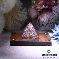 【SmileRocks 石麥】玫瑰石金字塔 3.9x3.9x3.5cm(薔薇輝石 附SmilePad 6x9 底板)