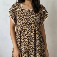 daster wanita motif macan tutul dengan detail renda pada bagian kerah dan lengan