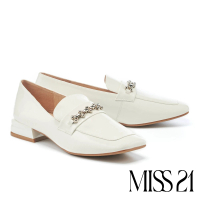 【MISS 21】氣質小姐姐漆皮金屬鏈條方頭樂福低跟鞋(白)
