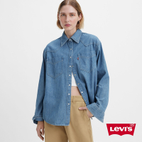 Levis 女款 寬鬆微落肩版牛仔襯衫外套 / 精工輕藍染石洗 / 寒麻纖維