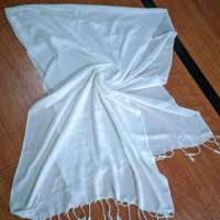 Pashmina Polos Coco untuk Batik Krudung oleh Haji Ukuran L65 P200 Kain Polos Putih Katun