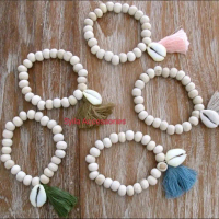 Gelang manik manik kayu dengan tassel dan kerang