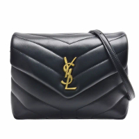 【YSL】LOULOU系列V字縫線金色金屬LOGO小牛皮斜背包(小-黑678401-DV707-1000)