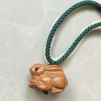立體桃木雕刻兔抱元寶 生肖屬相鑰匙扣吊墜項鏈 實木如意原色木兔