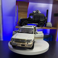 Mô hình xe Land Cruiser LC100 tỉ lệ 1:18 màu trắng
