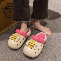 Thick-soled hole shoes women's summer 2024 new outer wear seaside beach cute cartoon little bee bag head sandals