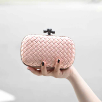 【BOTTEGA VENETA 寶緹嘉】復古經典結花釦飾段面手拿包晚宴包(淺粉)