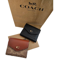 【COACH】COACH WYN 信封式金屬C防刮雙拼皮革三折翻釦短夾 兩色可選 全黑／老花拼咖啡