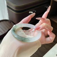 老鳳詳天山翠石英巖玉冰種扁條飄花美人圓條金絲玉氣質手鐲【北歐居家生活】