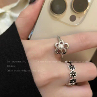 Cincin bukaan bunga kecil berwarna hitam dengan hiasan glasir, pria/wanita, gaya retro manis, cocok 