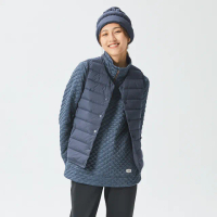 【ADISI】女圓領彈性無縫鵝絨背心AV2221009(FP750 撥水鵝絨 防潑水 羽絨背心 無領背心 內搭羽絨背心)